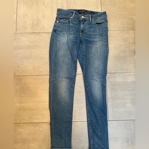 Lucky brand Sasha Super Skinny jeans size 8 (29” waist) soooo soft w stretch🌺